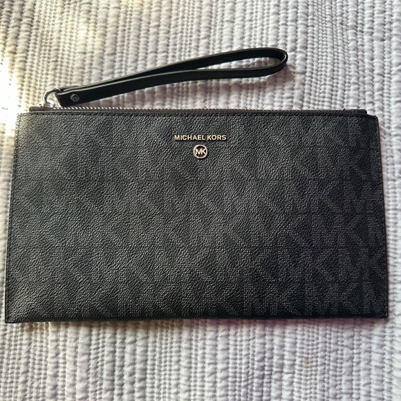 Michael Kors Lg Jet Set Charm Wristlet - Picture 1 of 3